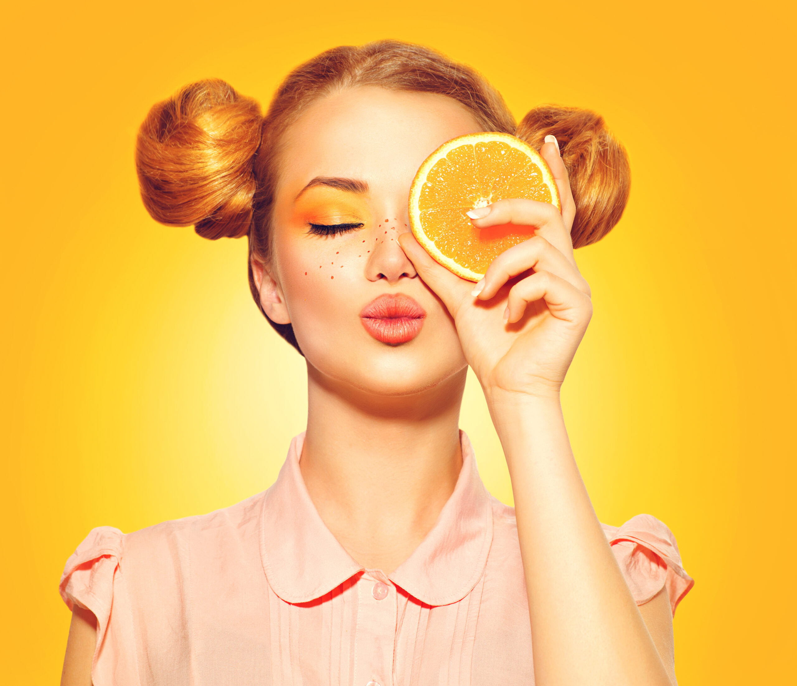 女性　オレンジ　フルーツ