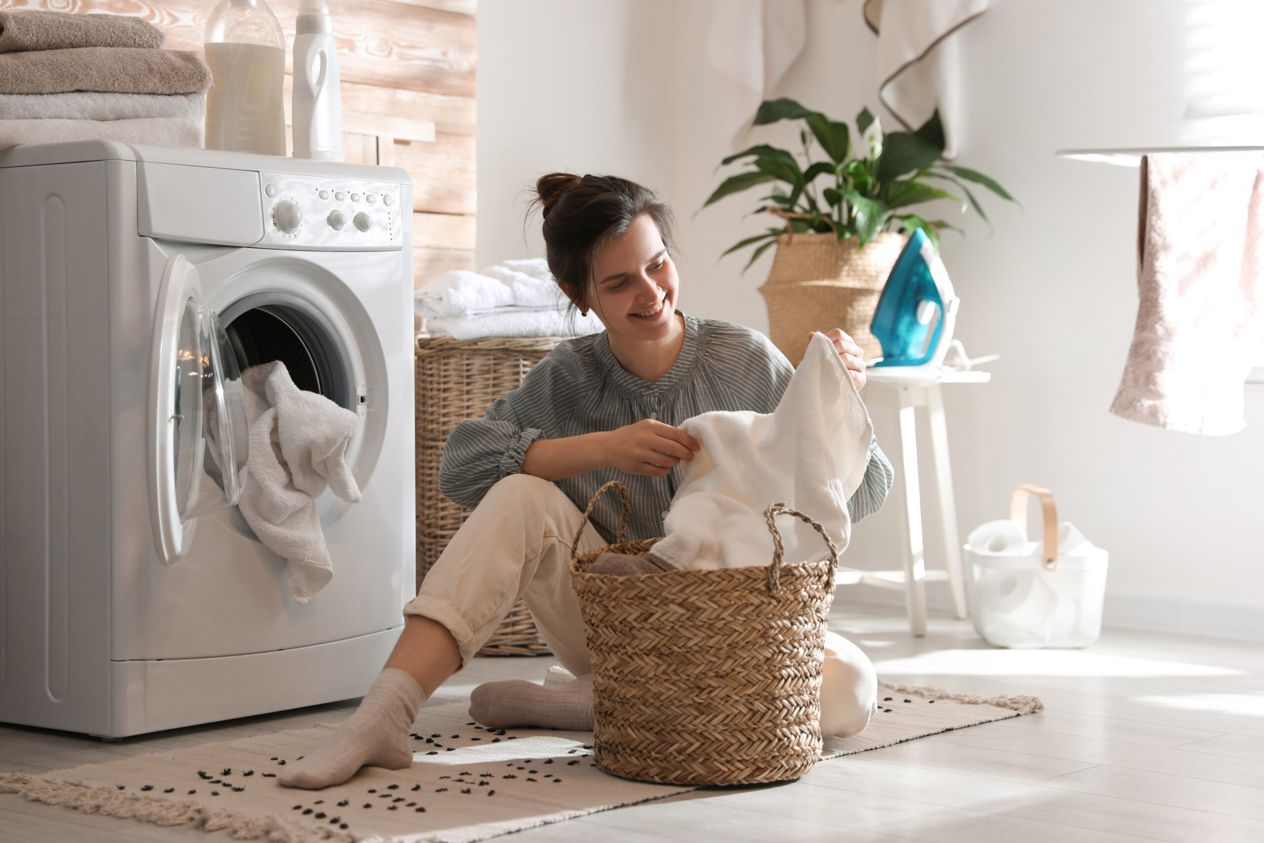 ドラム式洗濯機で洗濯する女性